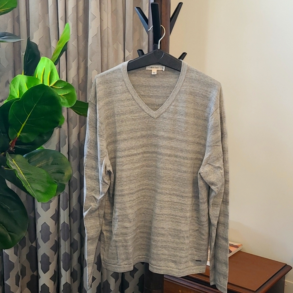 New Mens Calvin Klein 100% cotton sweater. Size XL.